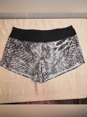 Nike DryFit Womens Gray Pattern Running Shorts,Black waistband w/ built-in panty